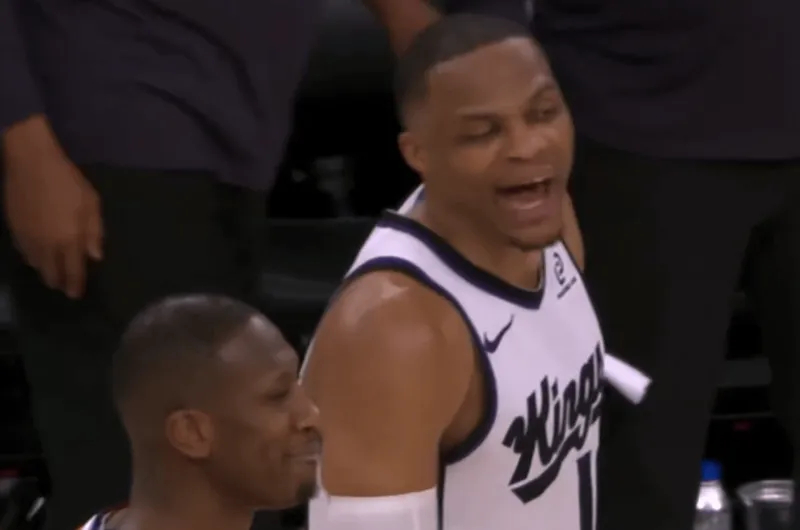 威少怒喷邓恩：你就是个无名小卒，滚回你那破地方坐下！NBA常规赛，国王118-1