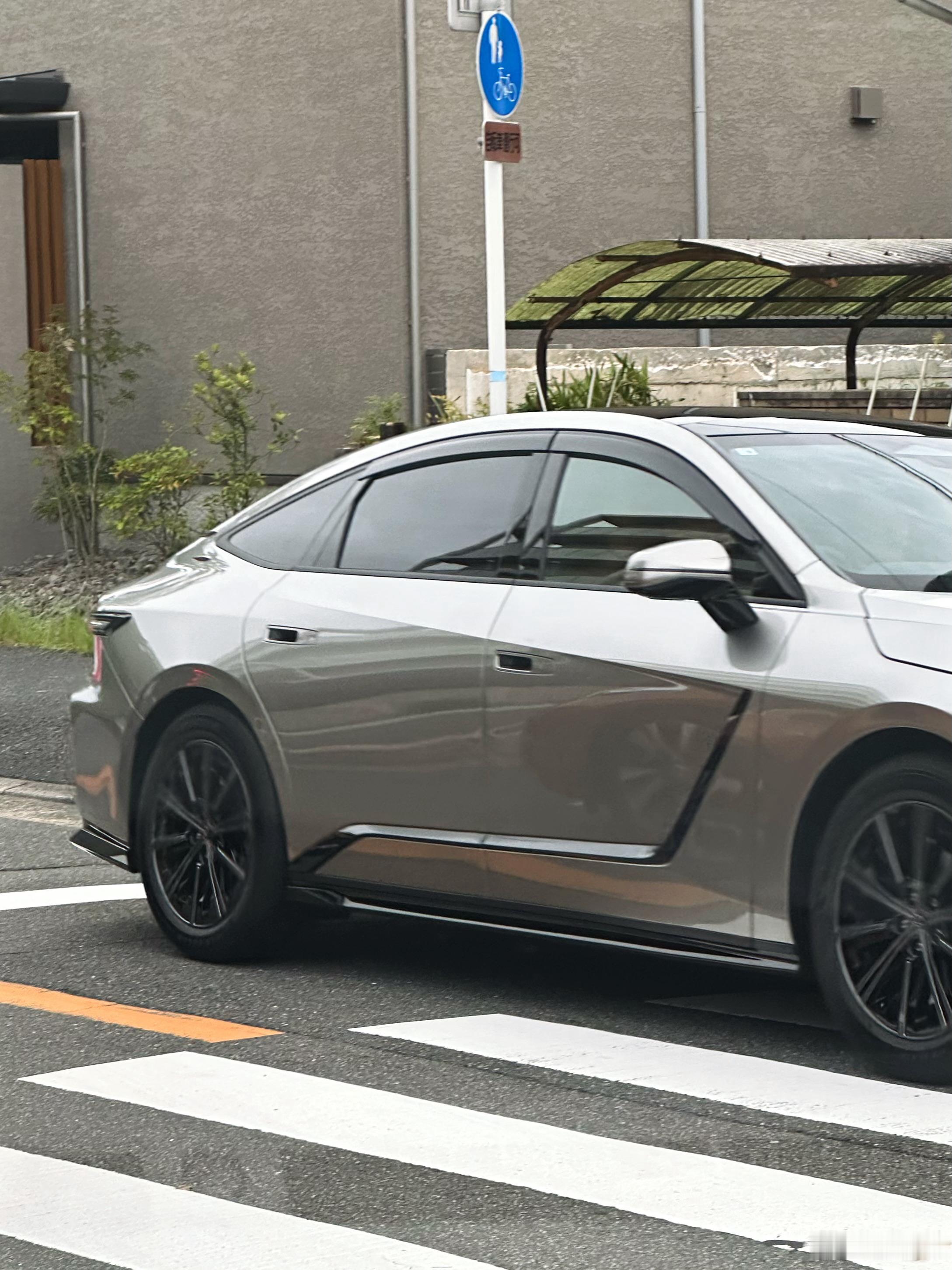 型车街拍 偶遇新一代雷克萨斯 ES，貌似还是纯电ES500e。实车感觉比照片协调