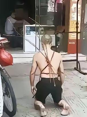 三伏天跪满一个月，
也捂不热父母冰冷的心
苦肉计终究骗不了被伤透的人，
荆州这名