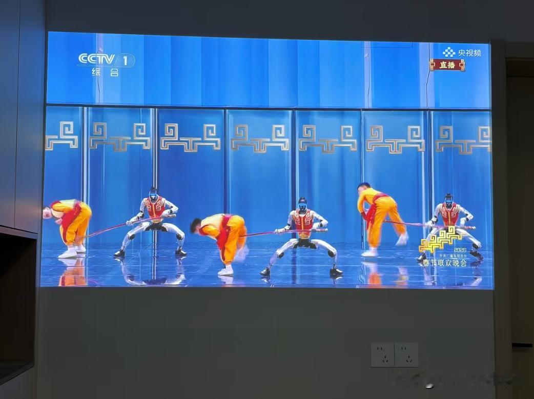 昨晚的春节联欢晚会机器人节目不觉得可怕，而是骄傲和自豪。 
     机器人武术