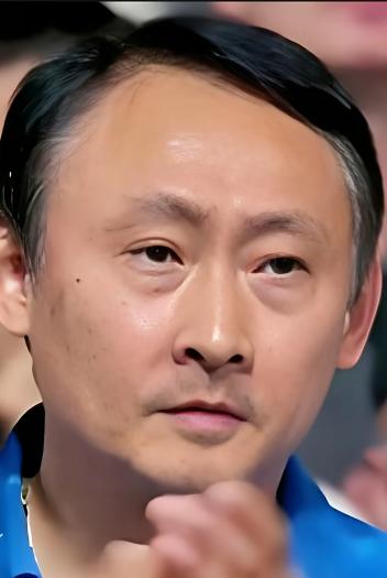 喜极而泣
儿女一日双冠，
张本宇泪洒观战席。
异国他乡饱受争议，
多年煎熬终得回
