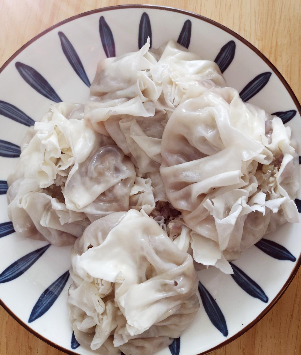 过年前买的羊肉还有几块，老同志荨麻疹不敢吃，可这几天出去玩全都是羊肉，烤全羊，清