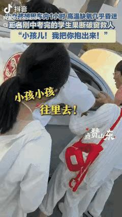 惊呆所有人：2岁小女孩被粗心的家长遗留在车内被困一个小时，高温缺氧已接近昏迷，危