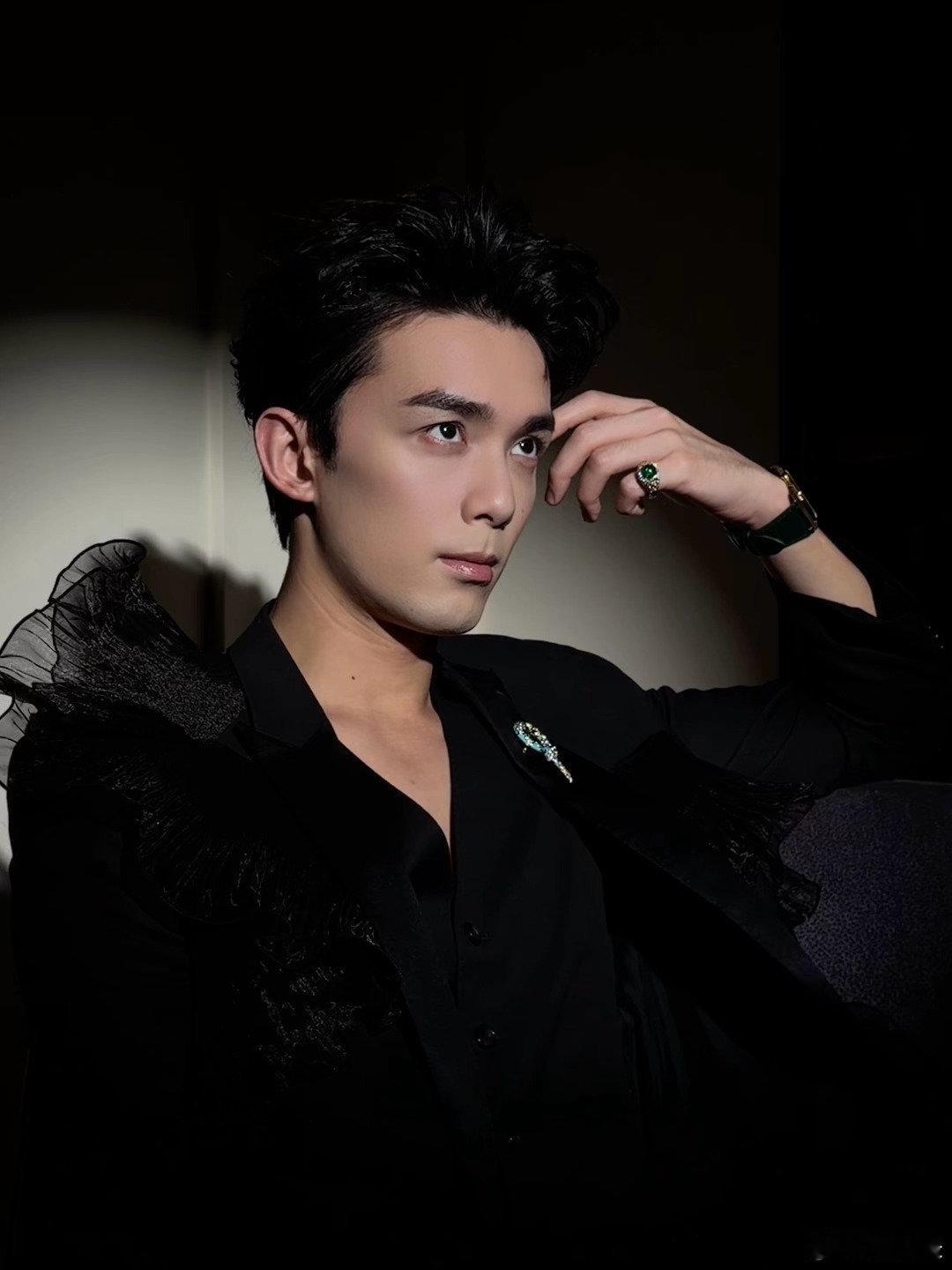 吴磊一条尊贵黑斗鱼这哪是小奶狗，哪是吴磊弟弟，这就是狼狗呀！！！ ​​​