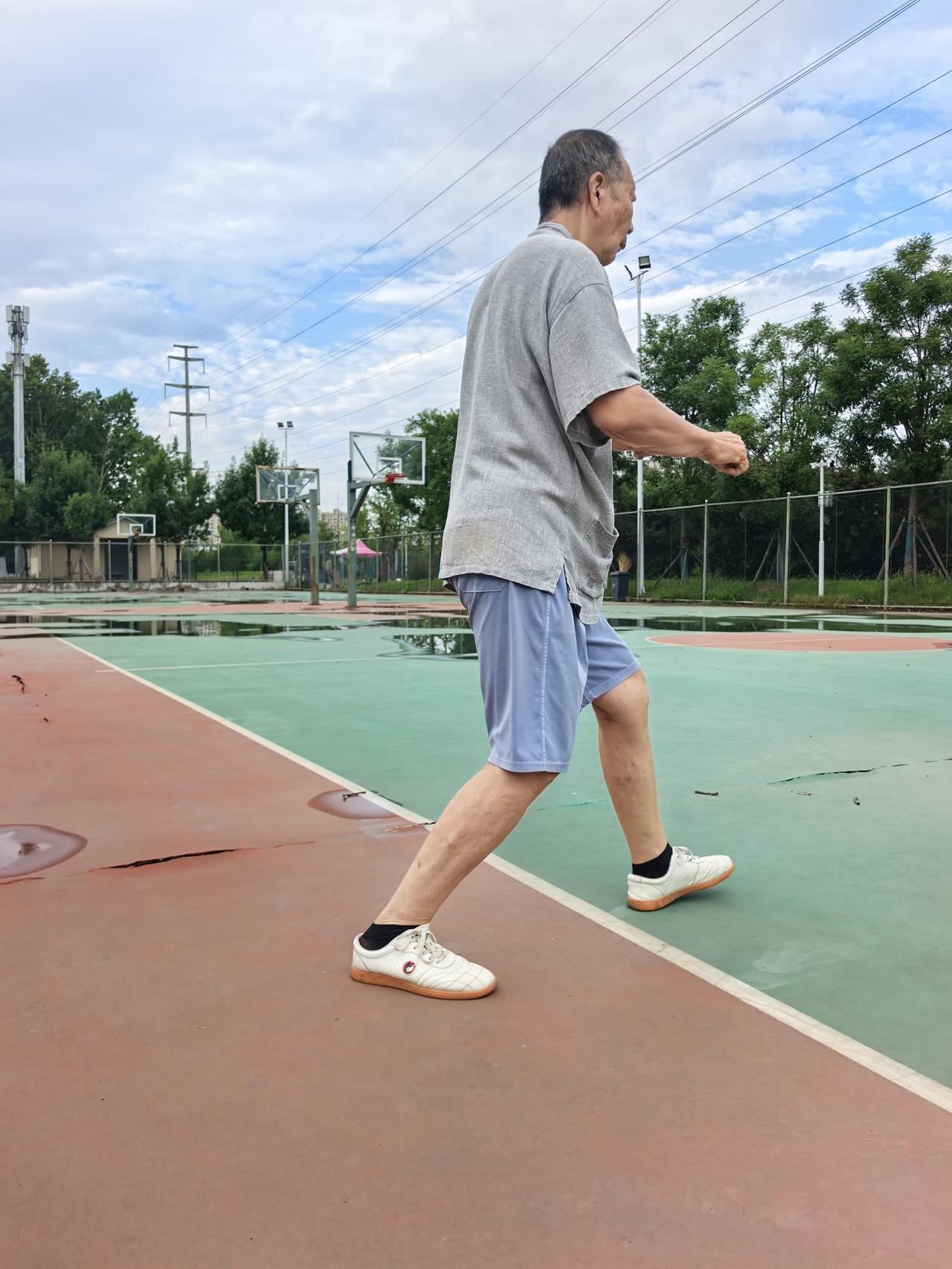 太极拳的拳意，怎么养？

不急。

晨起站桩，先别想拳。让脚底跟地面说说话，让呼