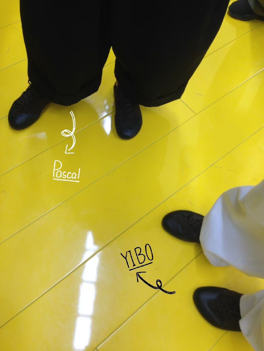 王一博和罗意威ceo撞鞋了 王一博看秀plog 王一博看秀plog来啦 