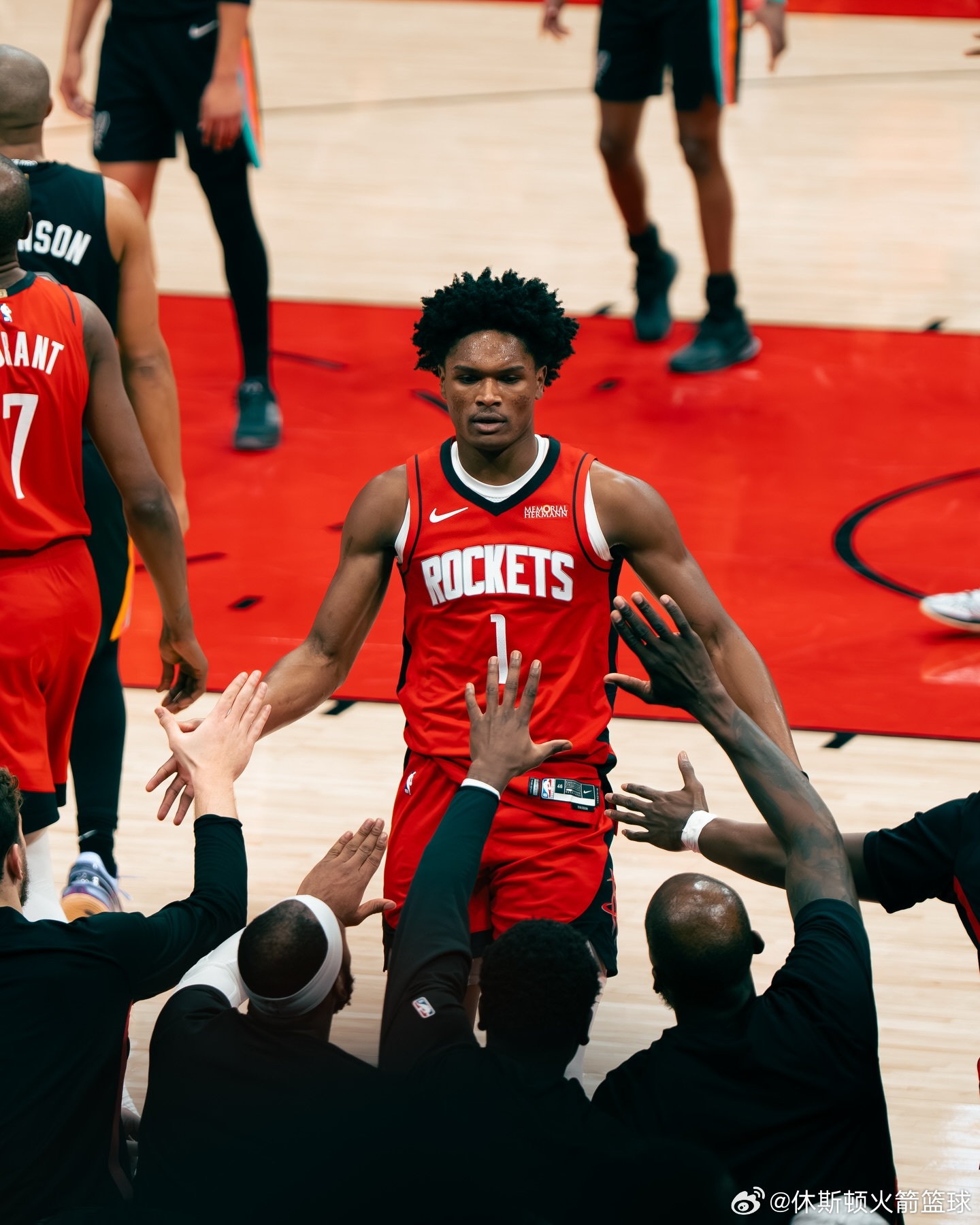 阿门·汤普森过去4场比赛场均数据：🔻21.5分🔻10.0篮板🔻5.0助攻?