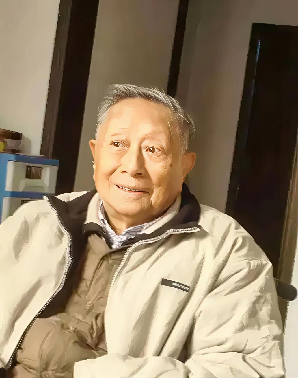 1942年，一名伪军师长派人送给粟裕一把伞，粟裕心怀疑惑，让属下打开伞一看，里面