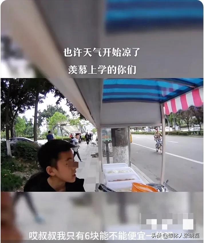 成都，男孩想在街边买一份小吃，但小吃标价是7元每份，而男孩手中只有6块钱，于是他