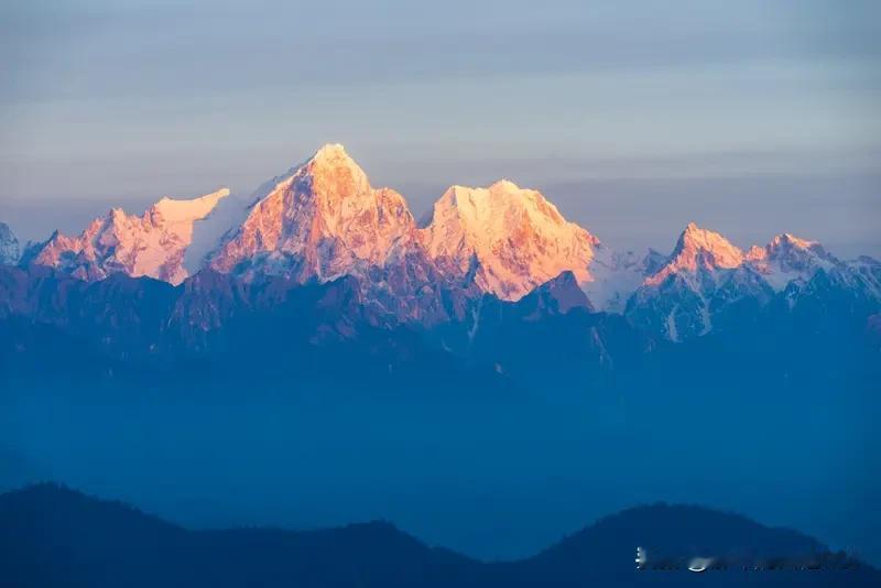 你在山顶拍到了什么绝美风景? 我来分享在山顶拍到的绝美风景啦！之前去郎茂山，那山