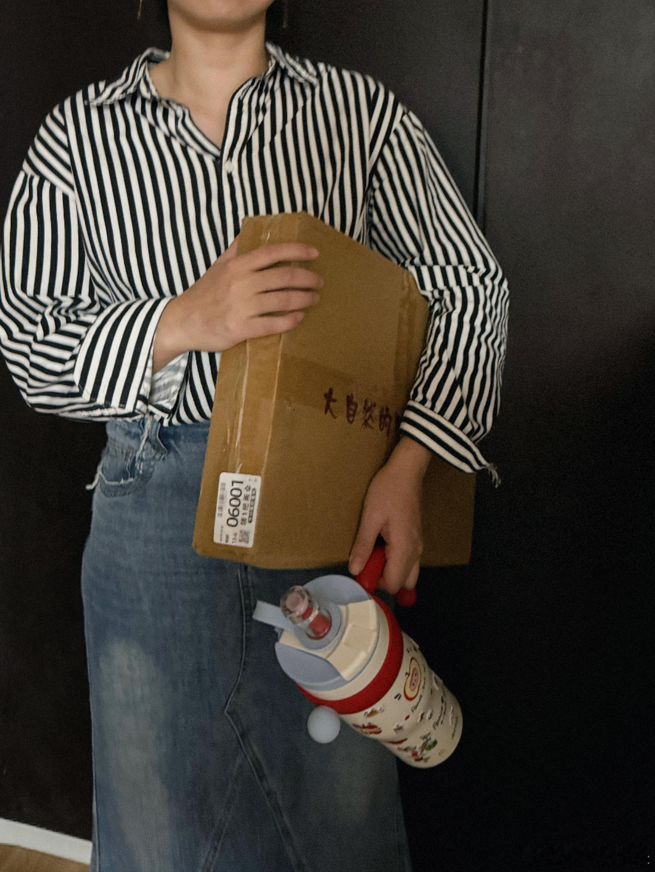 直女刚到，来给我装学习椅。我爸妈带咕噜出去玩了，我给她留了饭。谁懂这碗饭的含金量