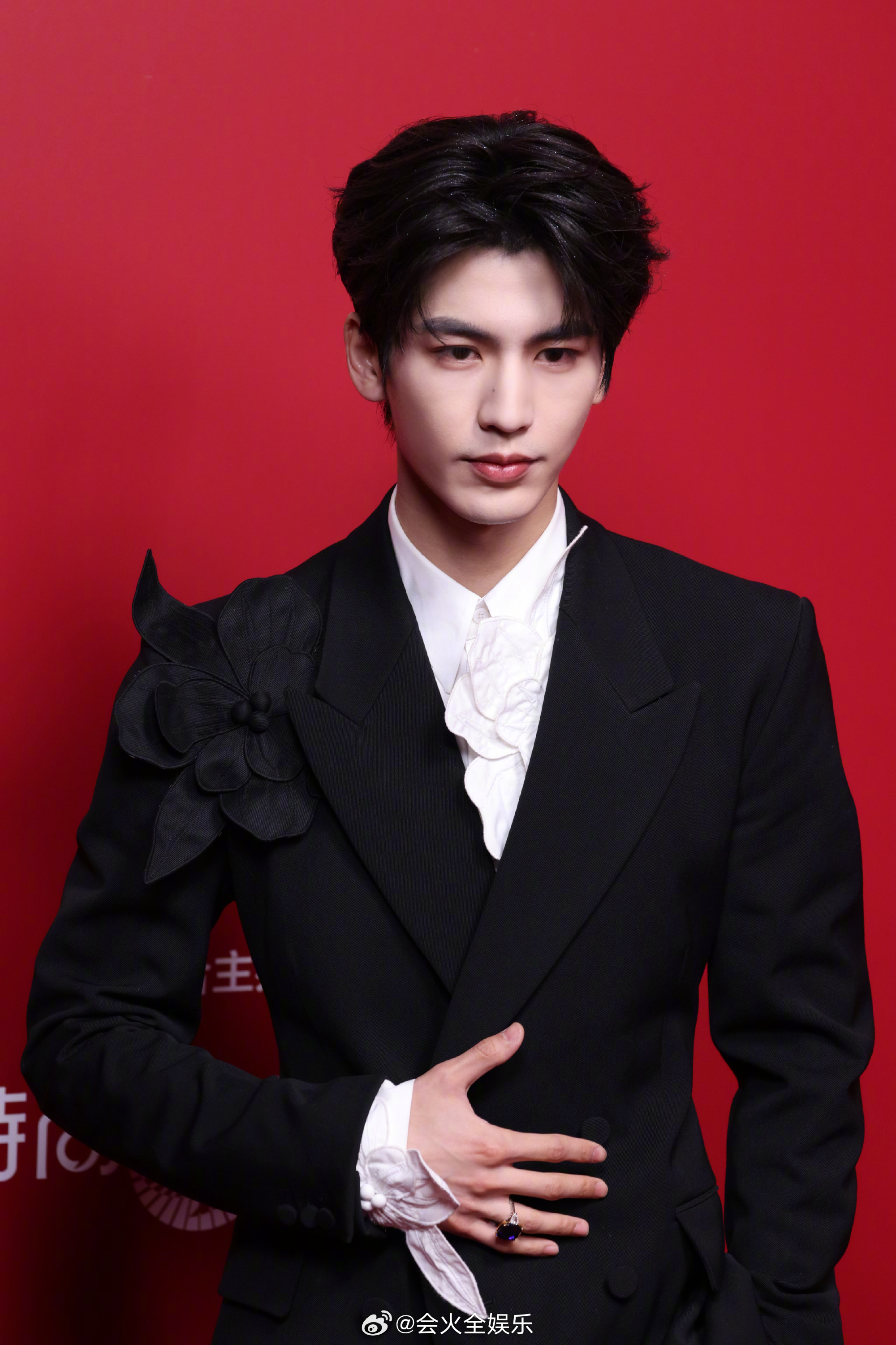 长这样一张脸的人生还会有什么烦恼啊！ 会火 恨没有张凌赫这张脸