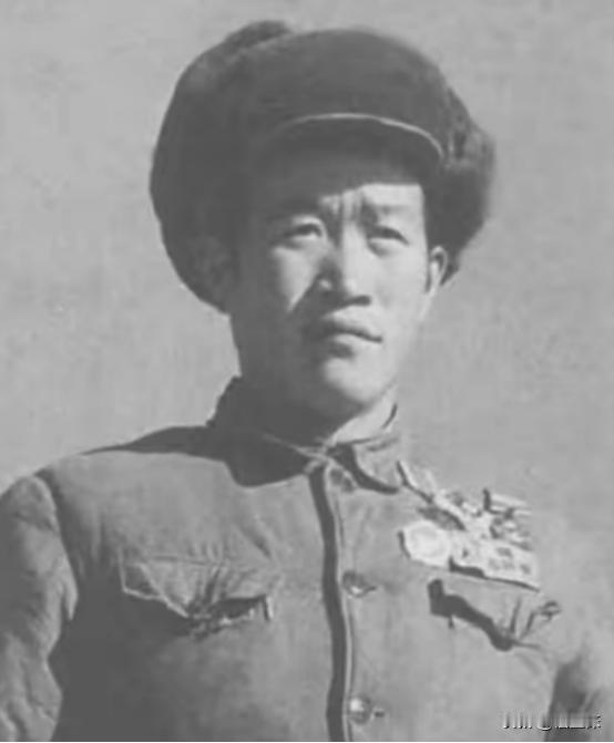 1964年，毛主席听说奇袭白虎团的杨育才，现在只是一个副连长，眉头一皱，问道：“