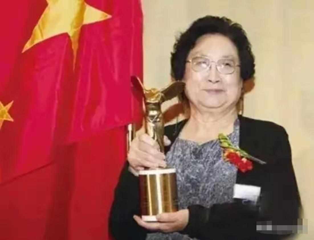 屠呦呦在获得诺贝尔奖时说：我想感谢毛主席。他认为中医是中国对世界的巨大贡献，并题