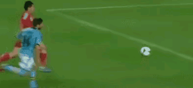 距离世界级选手，并不仅仅是一次射门！郑智在当年对西班牙的比赛中，连续两次机会，都
