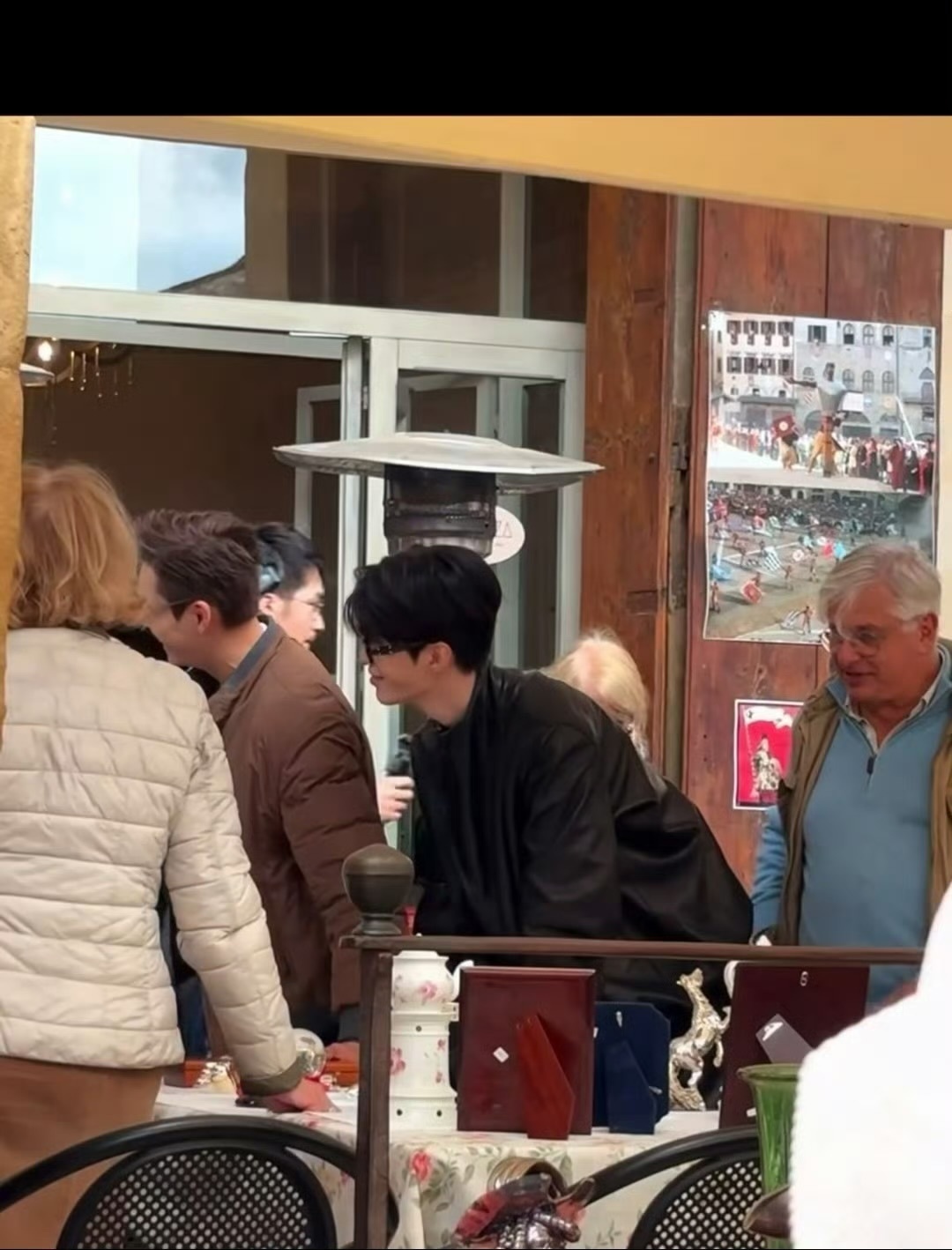 白敬亭范丞丞斗舞范丞丞在国外怎么帅成这样啊，人群中好亮眼的存在[奶牛猫] ​​​