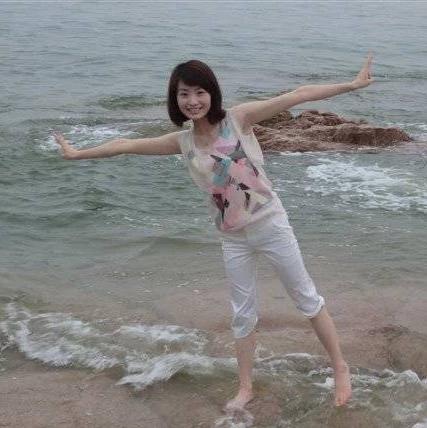 余旭烈士的生活照，这是她休假期间在青岛海滨拍下的画面，大概拍摄于2010年前后。
