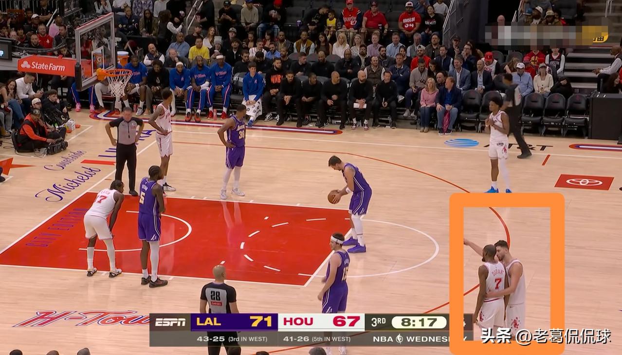 火箭巨星杜兰特怒骂申京脑子有病！在昨天火箭主场迎战湖人的比赛中，当时比赛进行到了