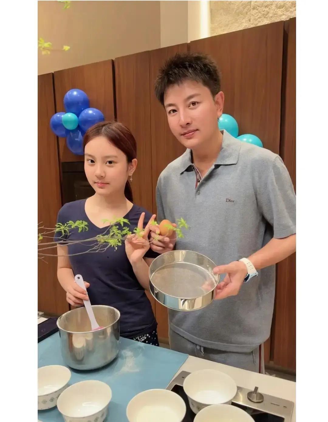 李小璐在直播里红着眼眶说：“那个时候我偏偏是个恋爱脑。”

她这话一出，很多人的
