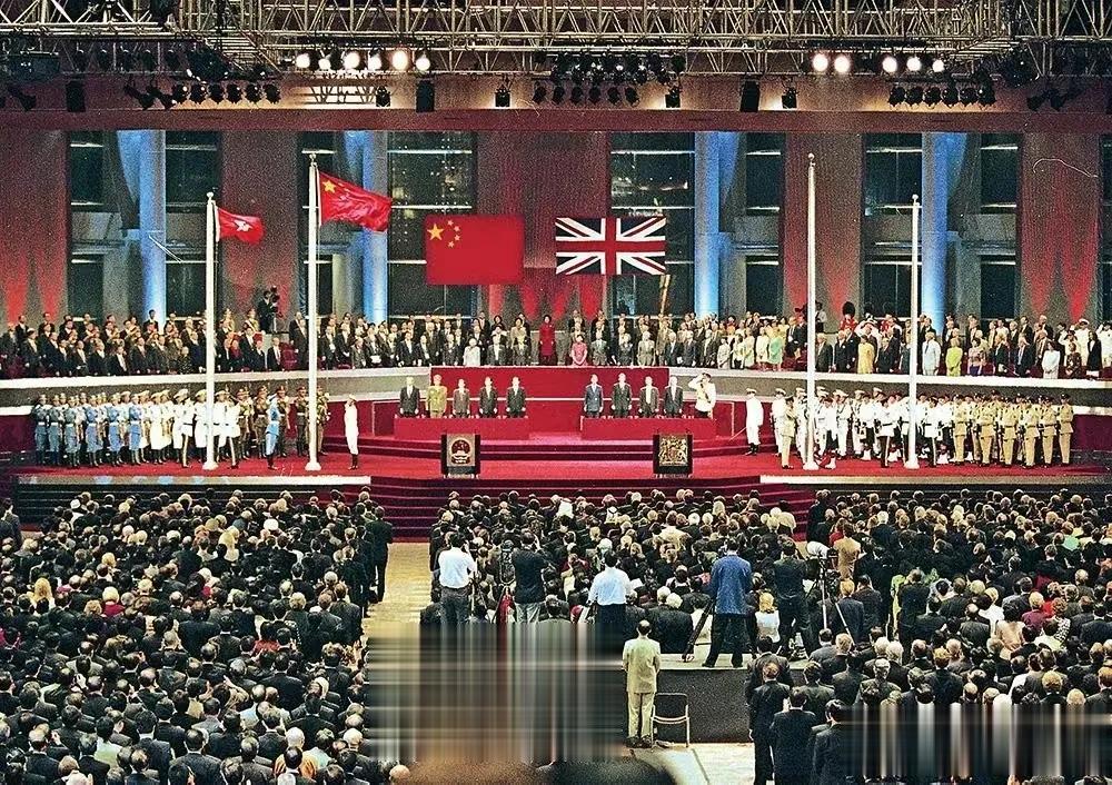 1997年7月1日，中国对香港恢复行使主权，英国有一批军事人员耿耿于怀。英国皇家