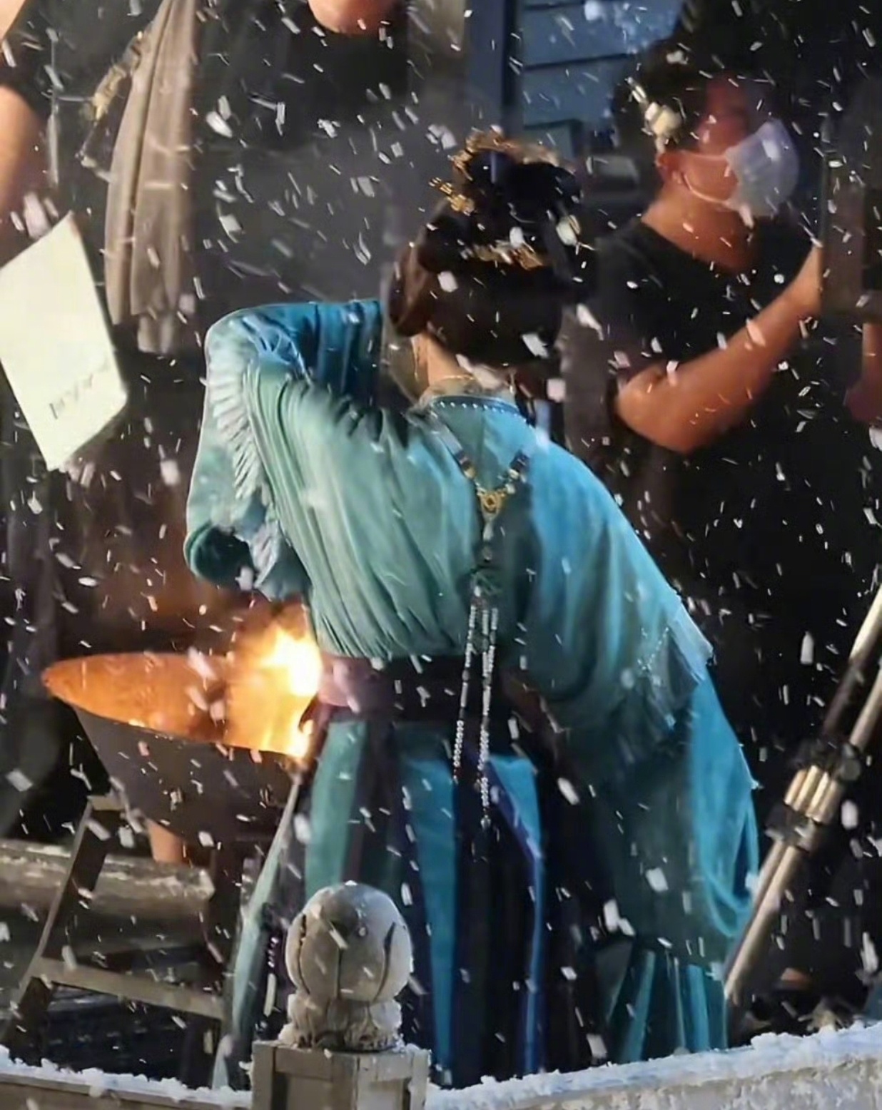 杨幂江山大同雪中起舞杨幂《江山大同》雪中跳舞路透释出，青衫古装搭配漫天落雪氛围感