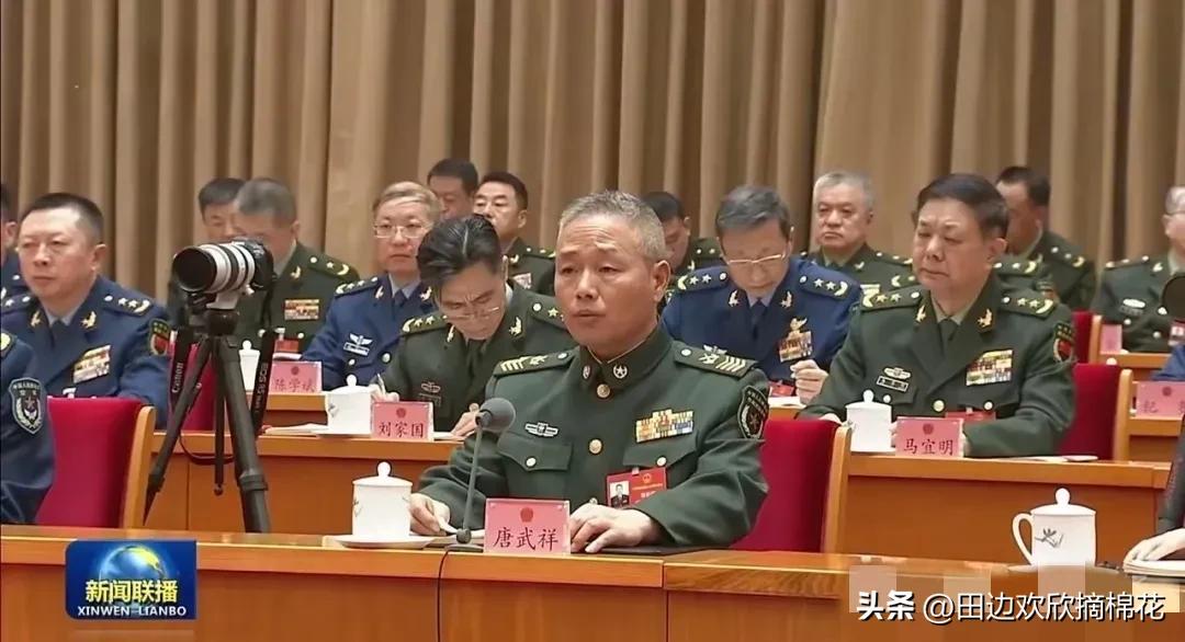 昨天看新闻联播，发现这个镜头不一般啊！一个一级军士长和将军坐一起开会，并且这位军