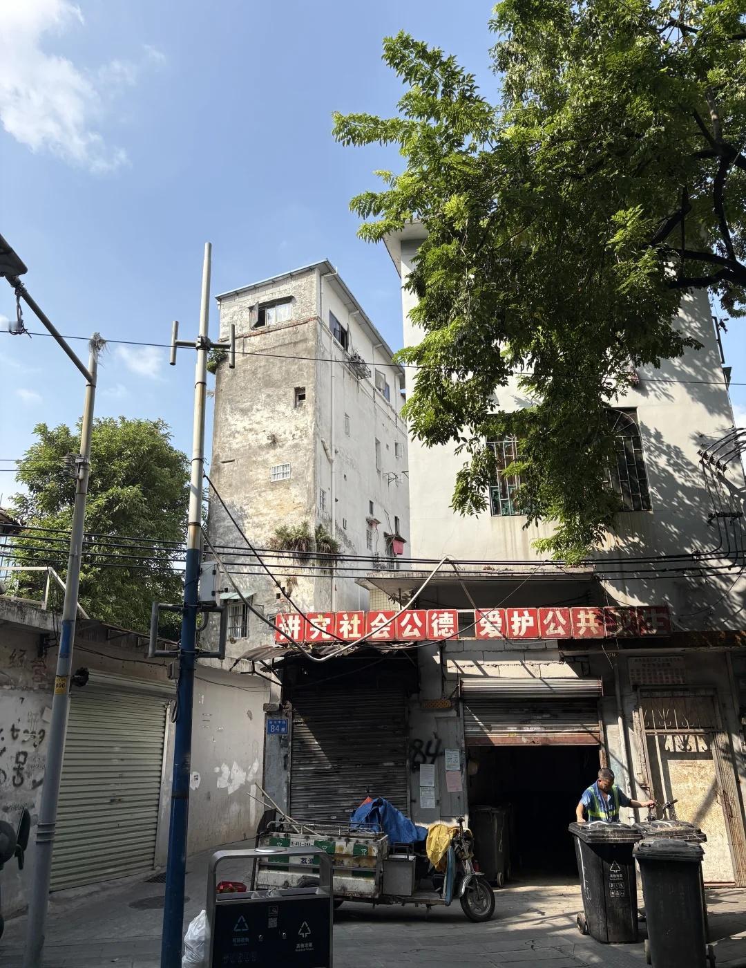 走心短文：令我感动的小区垃圾站大叔
今早醒来猛然想起，昨晚倒垃圾把一件重要快递连