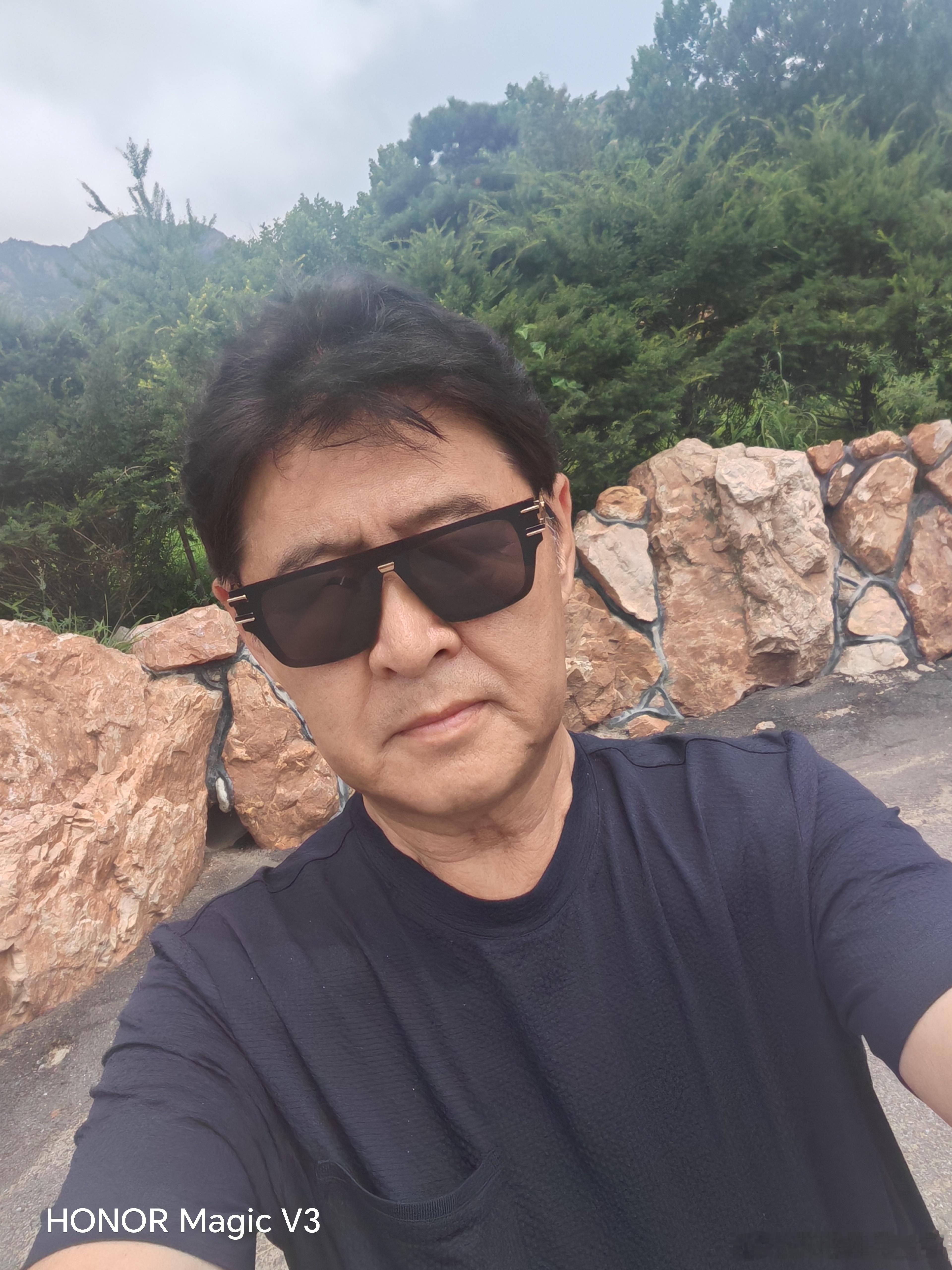 《自觉欣慰》一生勤奋节俭，没觉亏待自己。一路乐善助人，结交朋友遍地。一辈初心不改