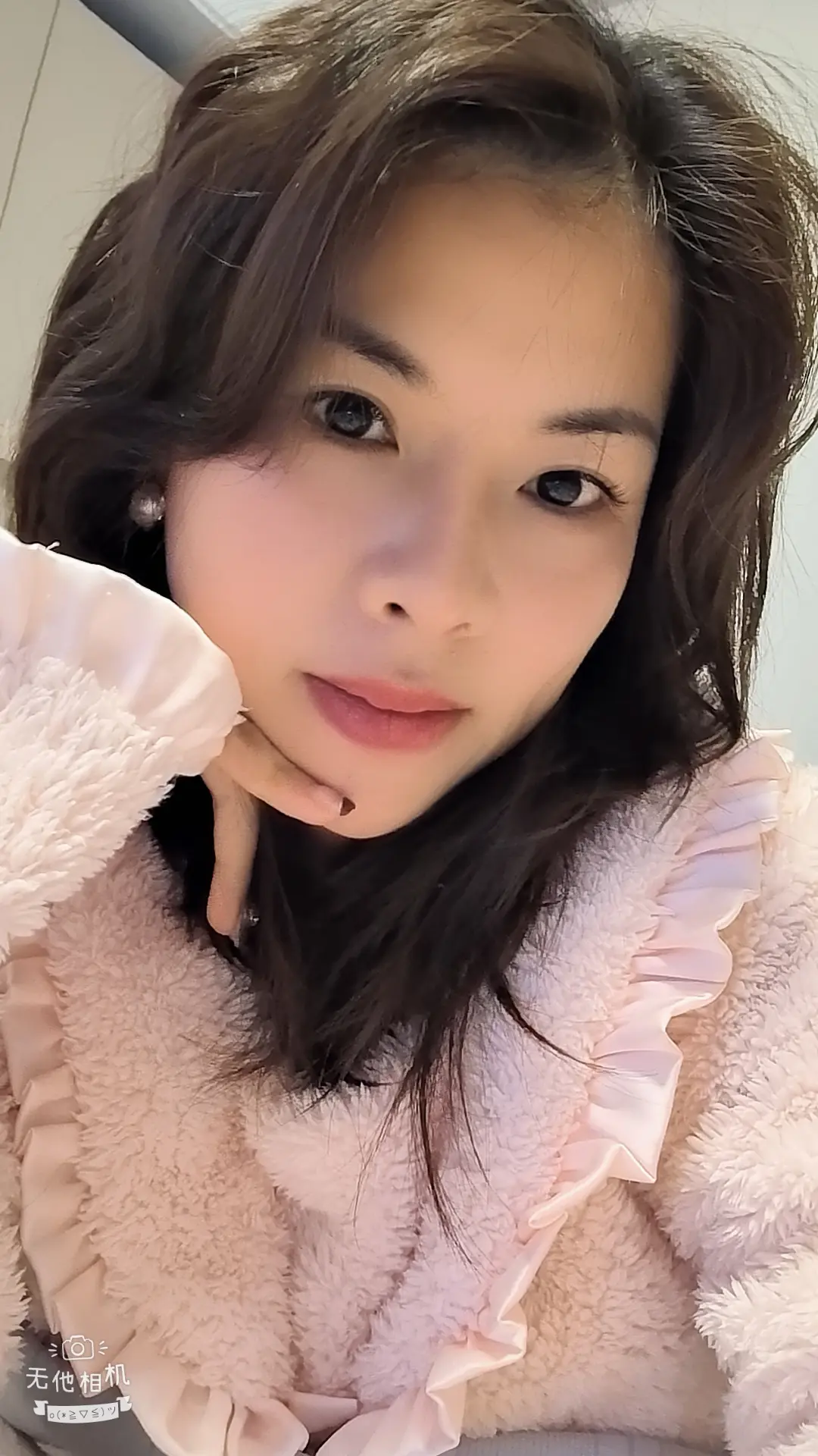 女人就该风情万种，喜欢着不同的人，喝着不同的酒，心里不爱任何人，要记得...