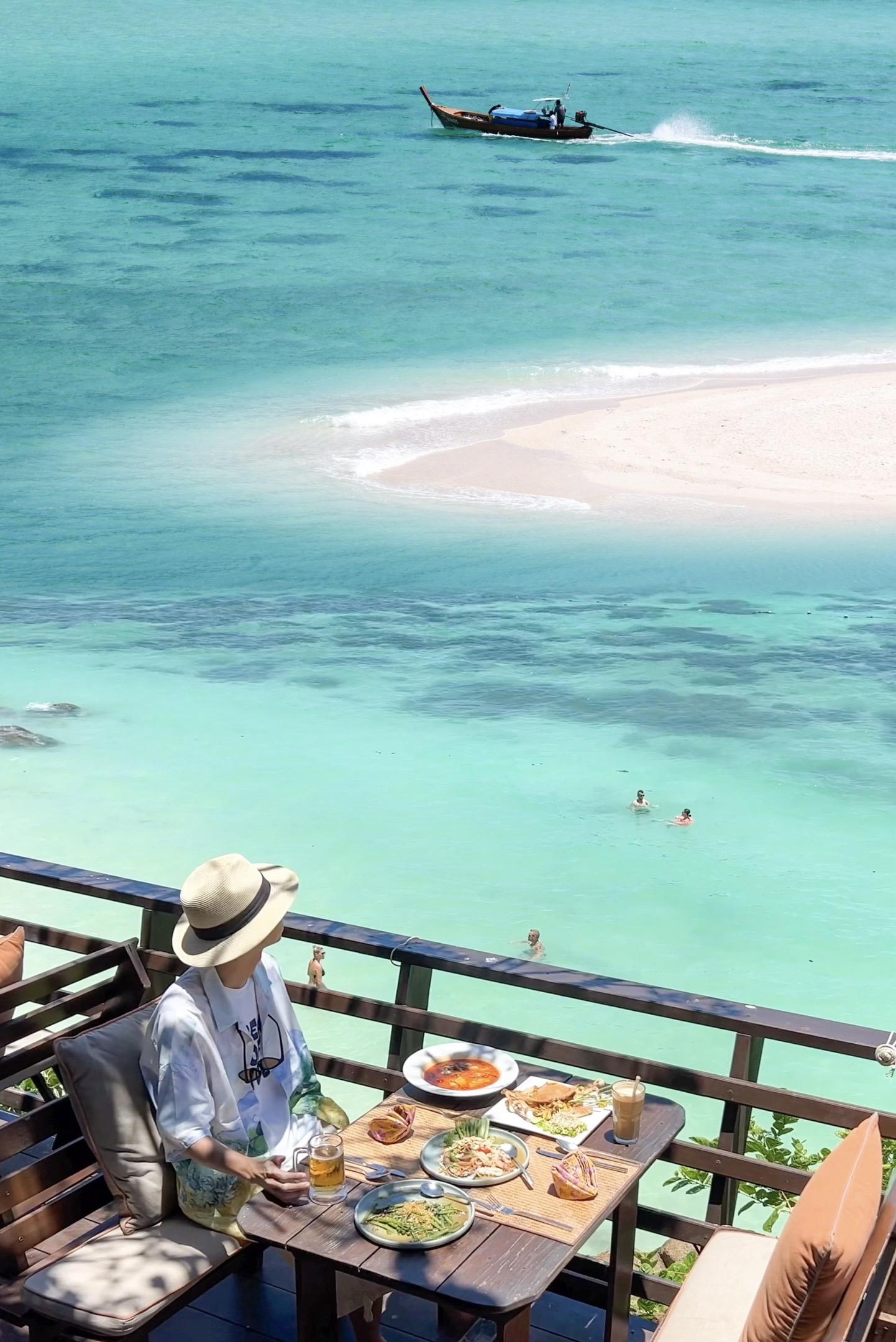 23岁第一次出国，5️⃣个我最留恋的免签国家❗️
.
Hello，我是本本
23岁是我正式开启环球旅行的第一年！
扑面而来的新鲜感，让我更加频繁感受旅行的多样性，而世界这本书，我又多翻了几页
.