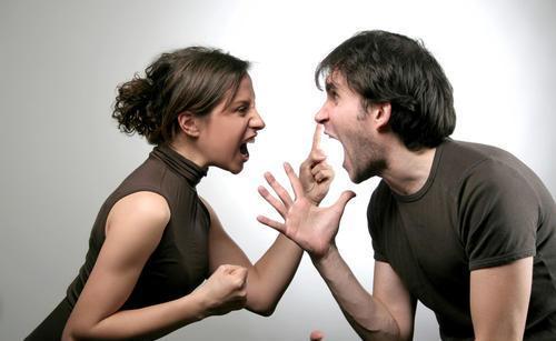 今天看到夫妻这段对话，有点讽刺，却很现实，妻子说；男人如果能赚到钱，即使你每天和