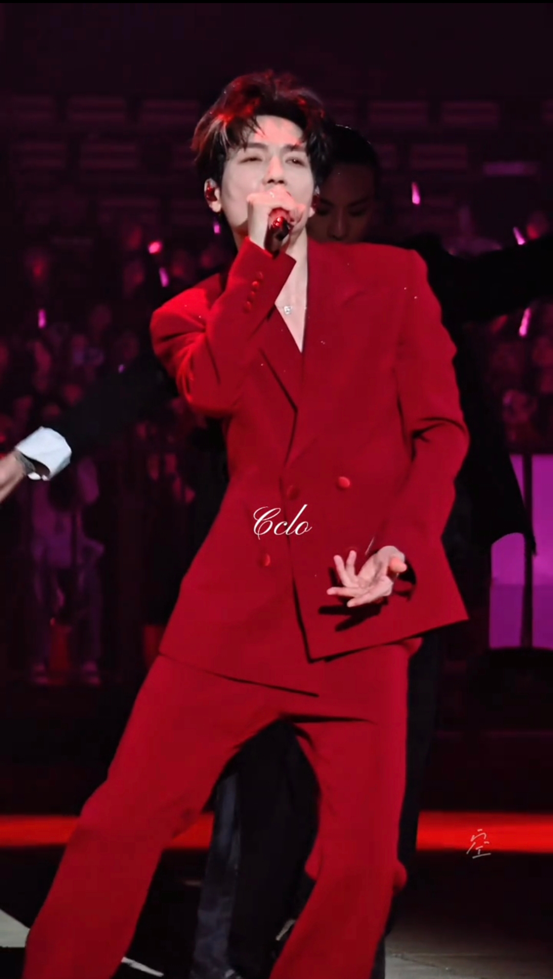 红西装加妖媚小动作，楚生你这是犯规啊~谁顶得住