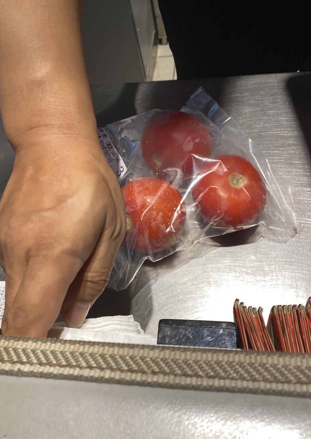 优秀，KFC送货，3个番茄15块运费，3公里真香