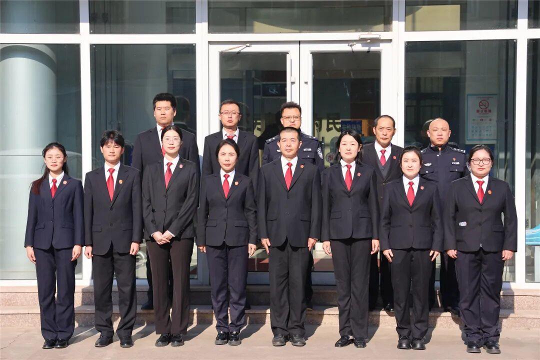 近日，即墨法院蓝村法庭入选全国首批100个“枫桥式人民法庭”，是山东省六家获评法