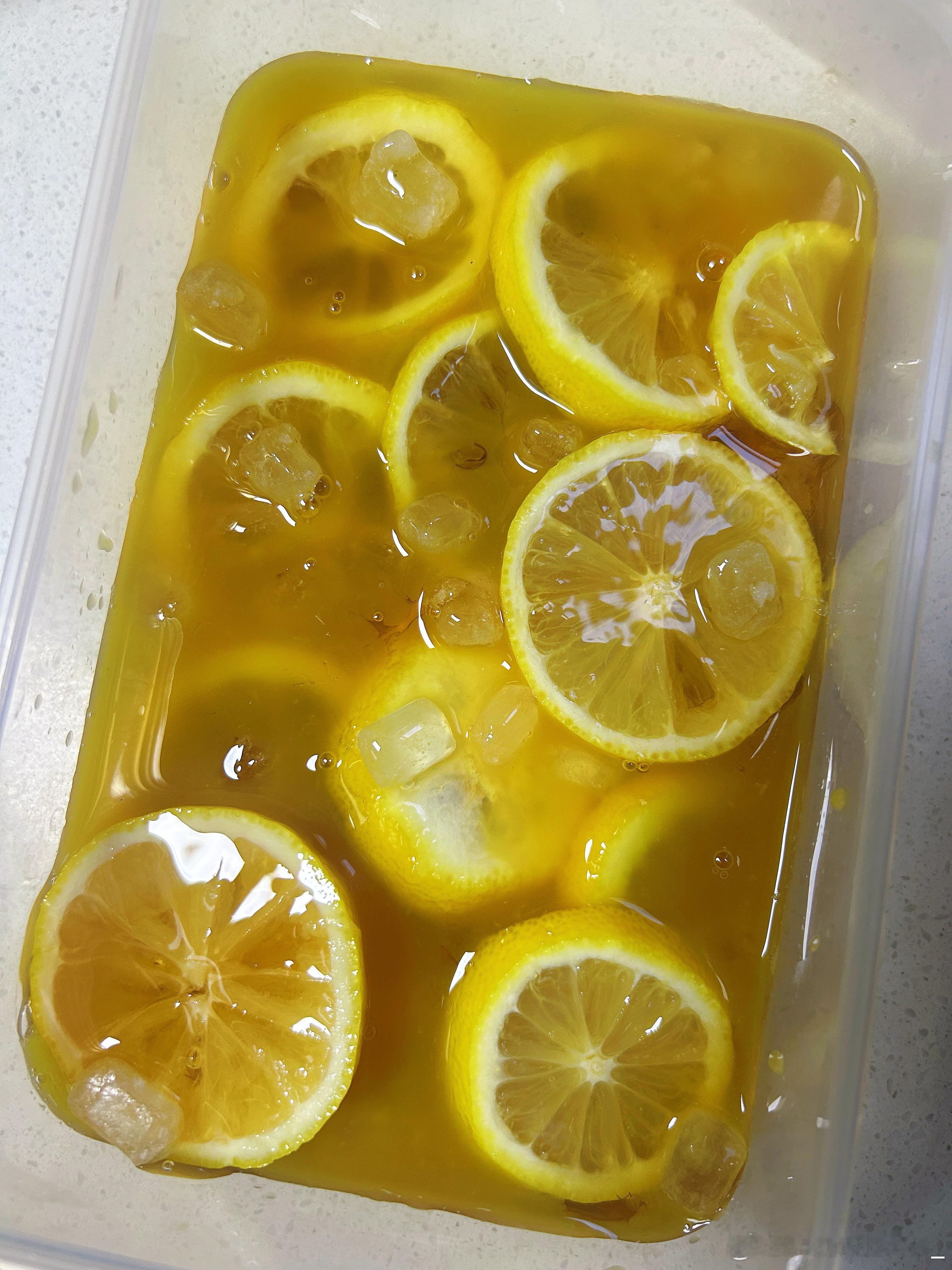 自制柠檬百香果蜂蜜水。冷藏几个小时。嘎嘎爽。 