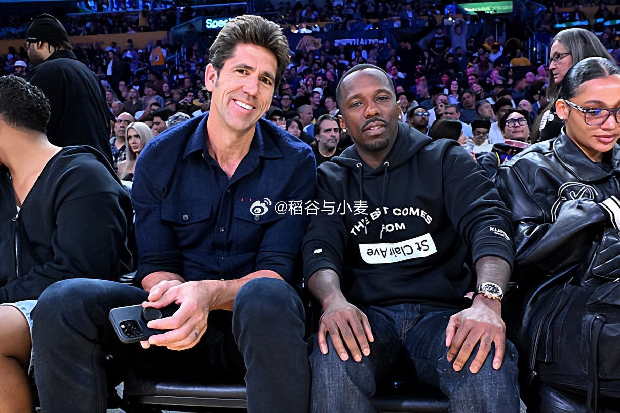 费城76人高管鲍勃-迈尔斯（Bob Myers）在参加由文斯-卡特（Vince 