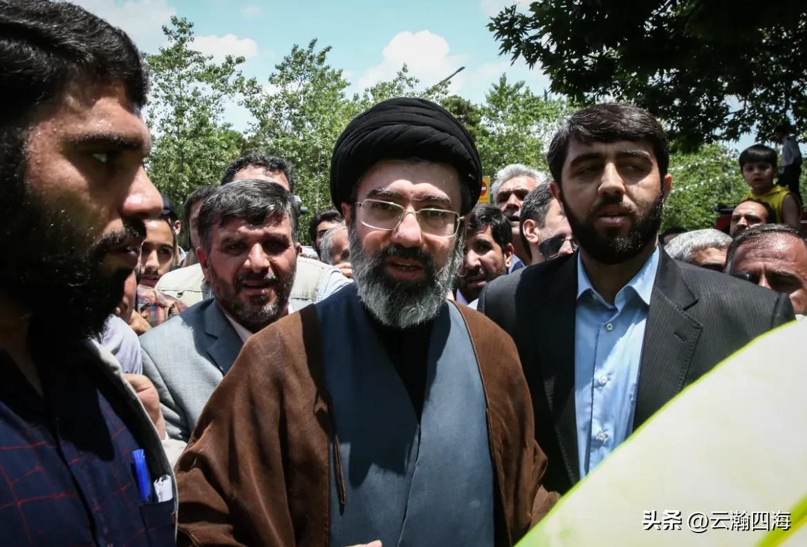 Khamenei）为新任最高领袖。他是伊朗被炸死的最高领袖阿里·哈梅内伊的次子。