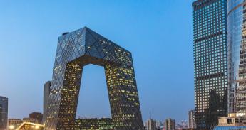 像天津外国语大学这种学校，它的核心不是“会一门语言”，而是“用语言去对接行业”。