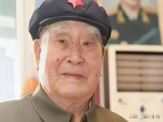 1943年，八路军政委秦光腰部中弹装死，两个汉奸走来补刀，他低声说了一句话，其中