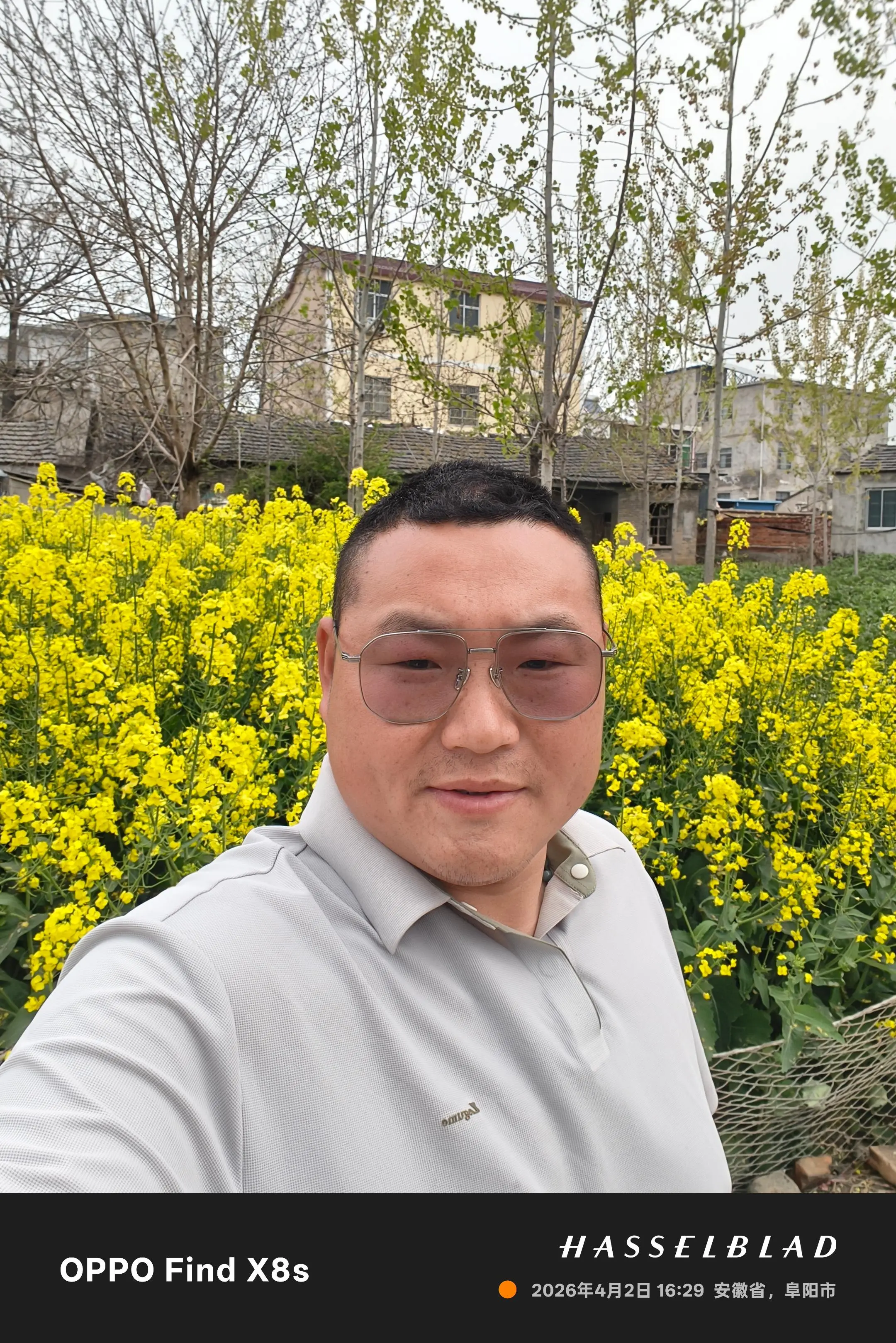 村无烟火只剩房，柿子黄了无人尝。儿时玩伴今何在，寂寞空虚守村郎！