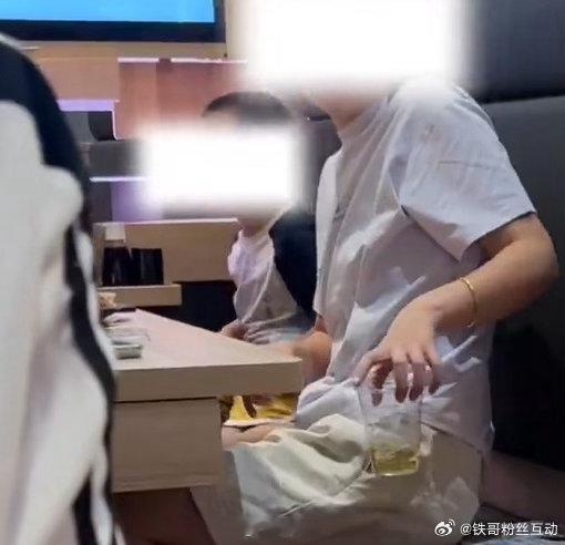 女子在寿司郎餐桌上给孩子接小便，孩子高喊“谁要喝柠檬”？9月3日，有网友曝光，北