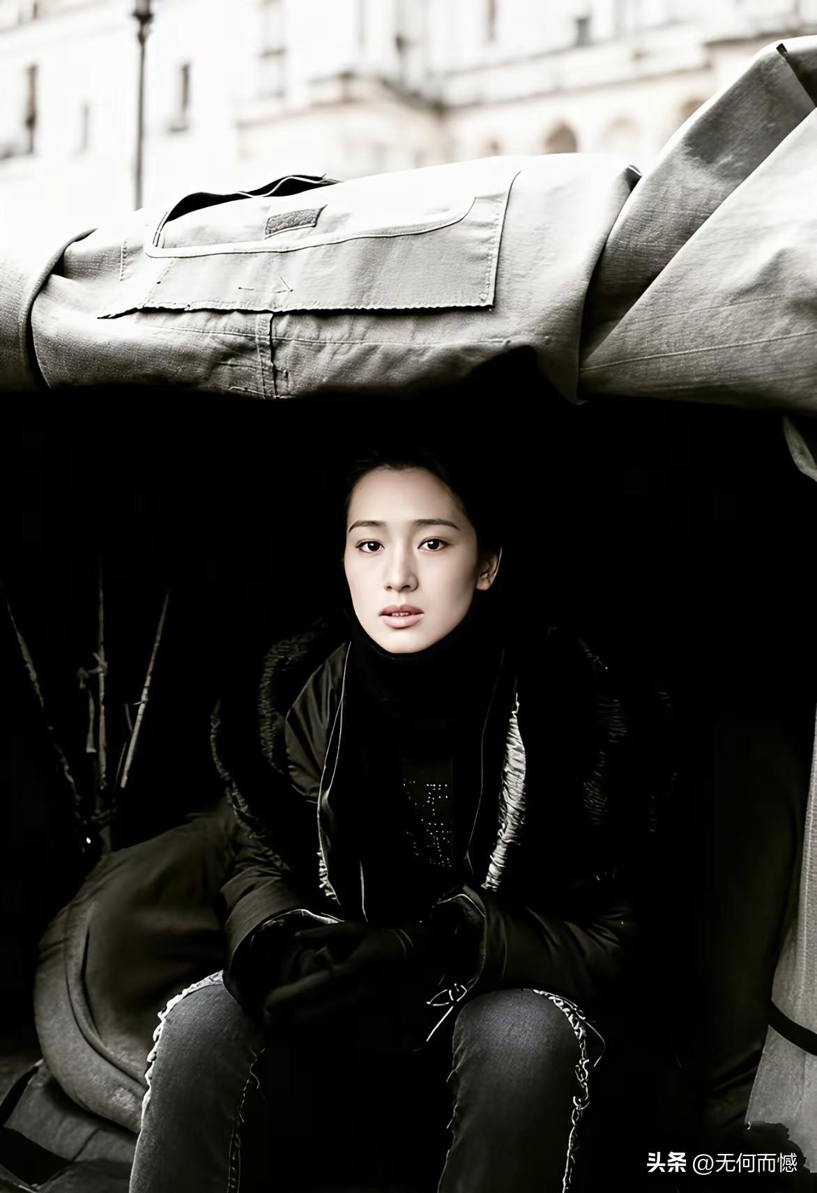 巩俐穿黑色的衣服比穿白色的衣服更漂亮，尤其是在她年轻的时候，穿上黑色的衣服，有一