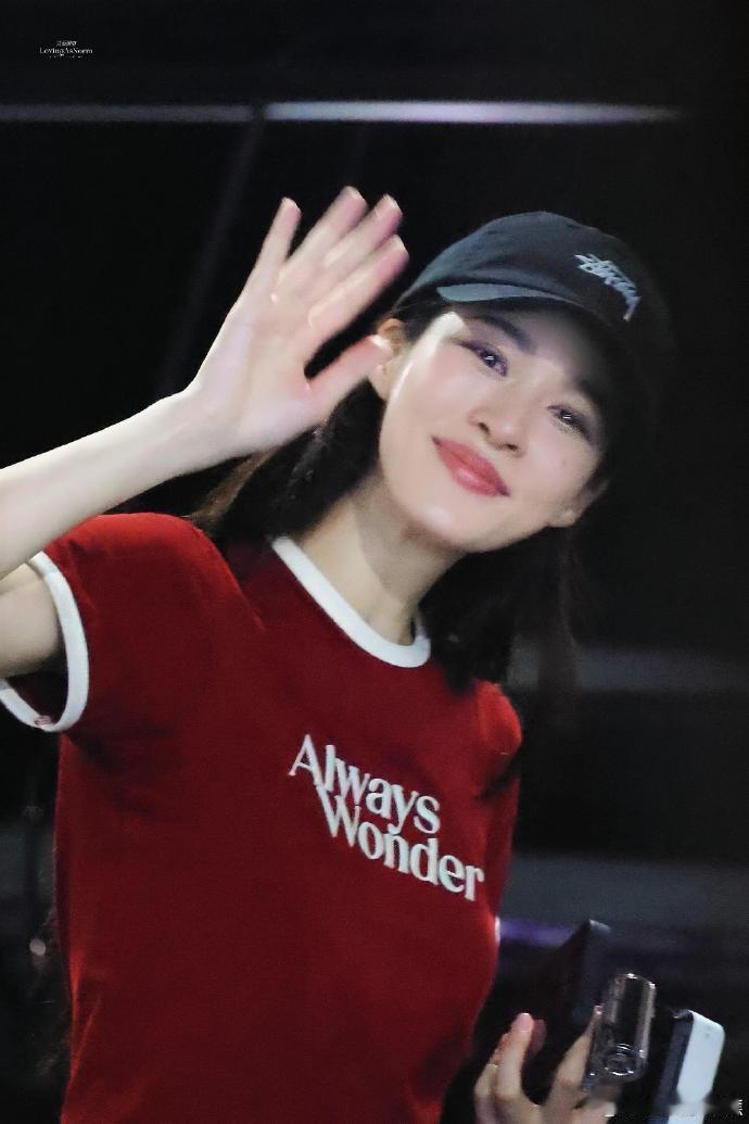 邝玲玲地震后给粉丝发食物邝玲玲用实际行动诠释了什么是双向奔赴的爱！地震后，她给粉