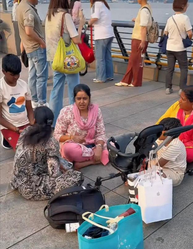 印度游客集体破防？中国网友怒了：不惯着！最近，印度游客来中国旅游，回去后疯狂吐槽