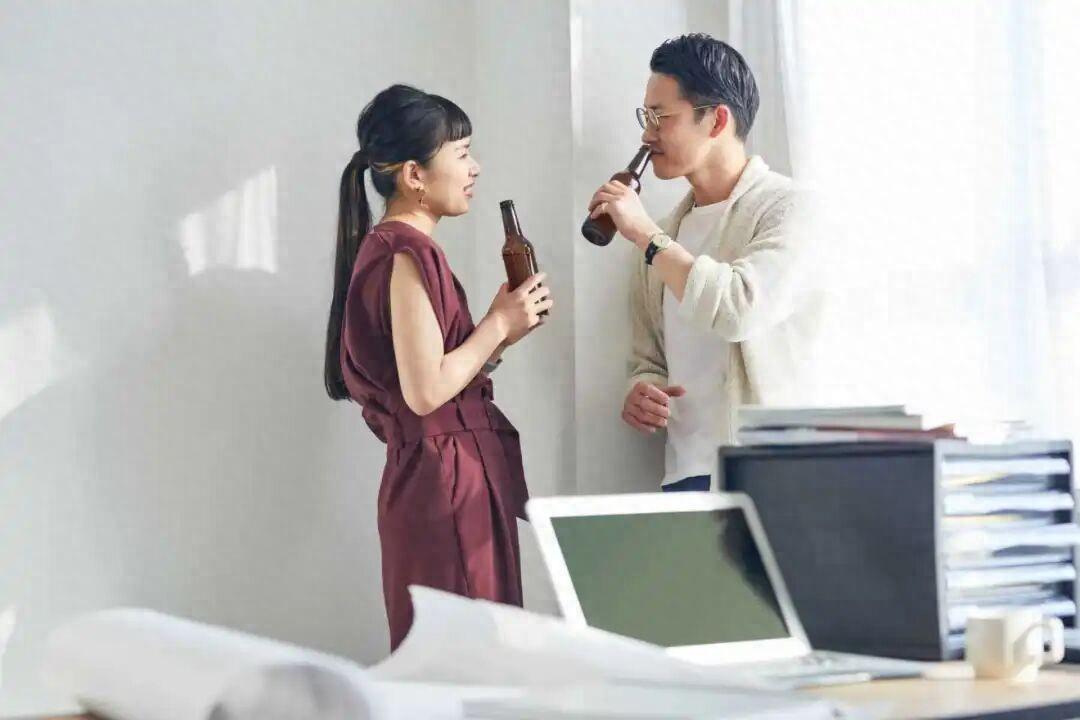 “这就是诬告的下场！”上海，女子试岗期间与老板在办公室对饮洋酒，男友接她下班后报
