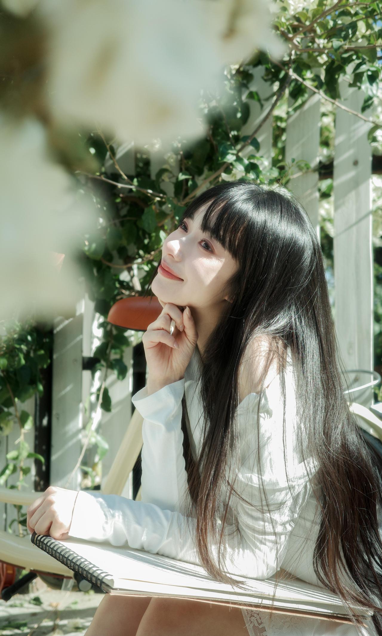 新春伊始，花儿陆续盛开，又到了出片的好时节。当我们置身花海，采用极具张力的近景构