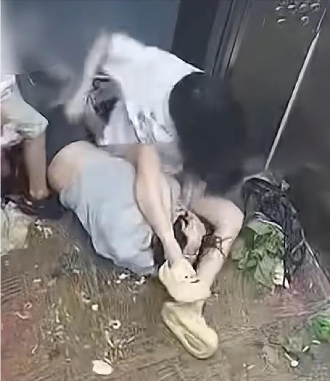 看了男孩妈妈和女孩在电梯内打斗的视频，感觉五味杂陈。可以说，男孩在所有的选择当中