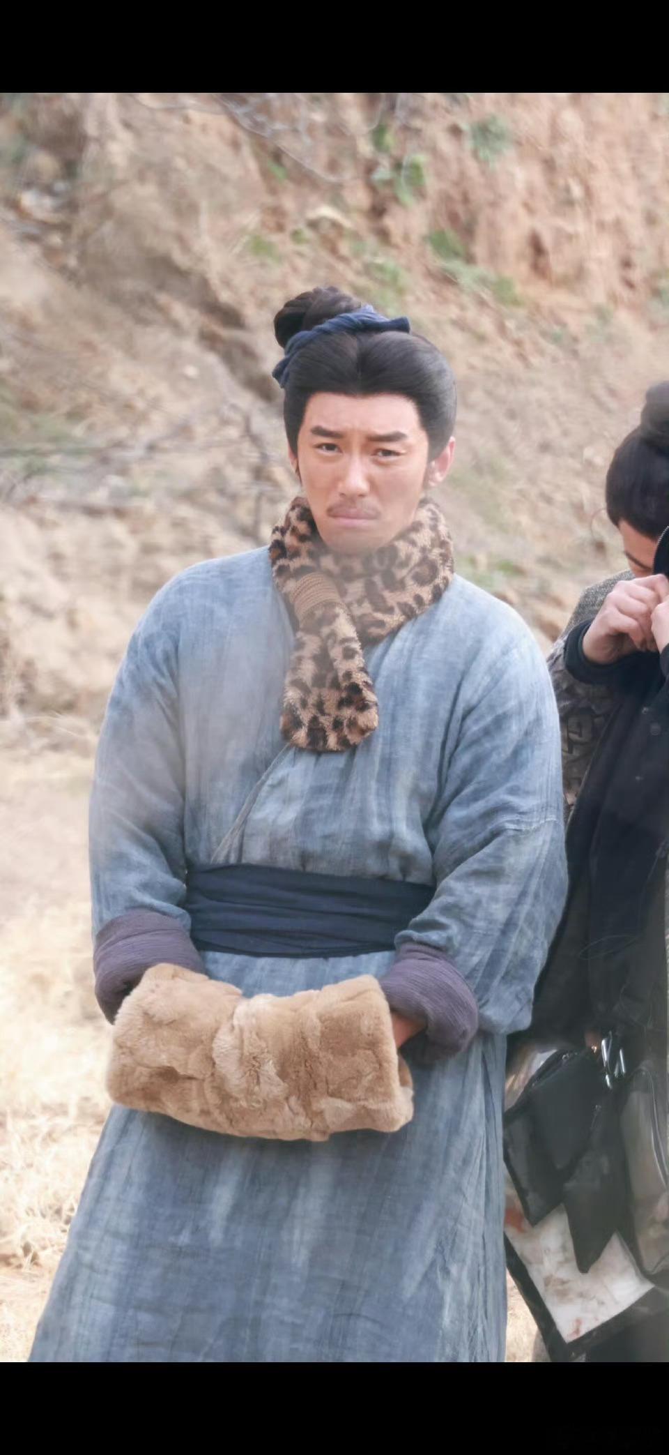 代旭 裴轸失业后去挖土了从霸总直接变成挖土的了哈哈哈哈 