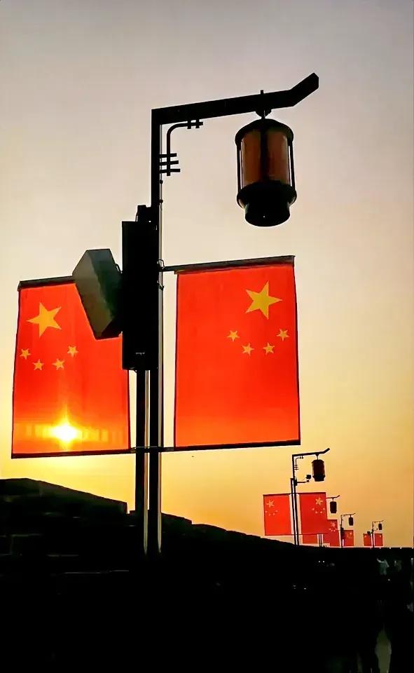 鲜亮的国旗，只在灿烂的阳光里熠熠生辉
庄严的国旗，只在无畏的人民心中高高飘扬