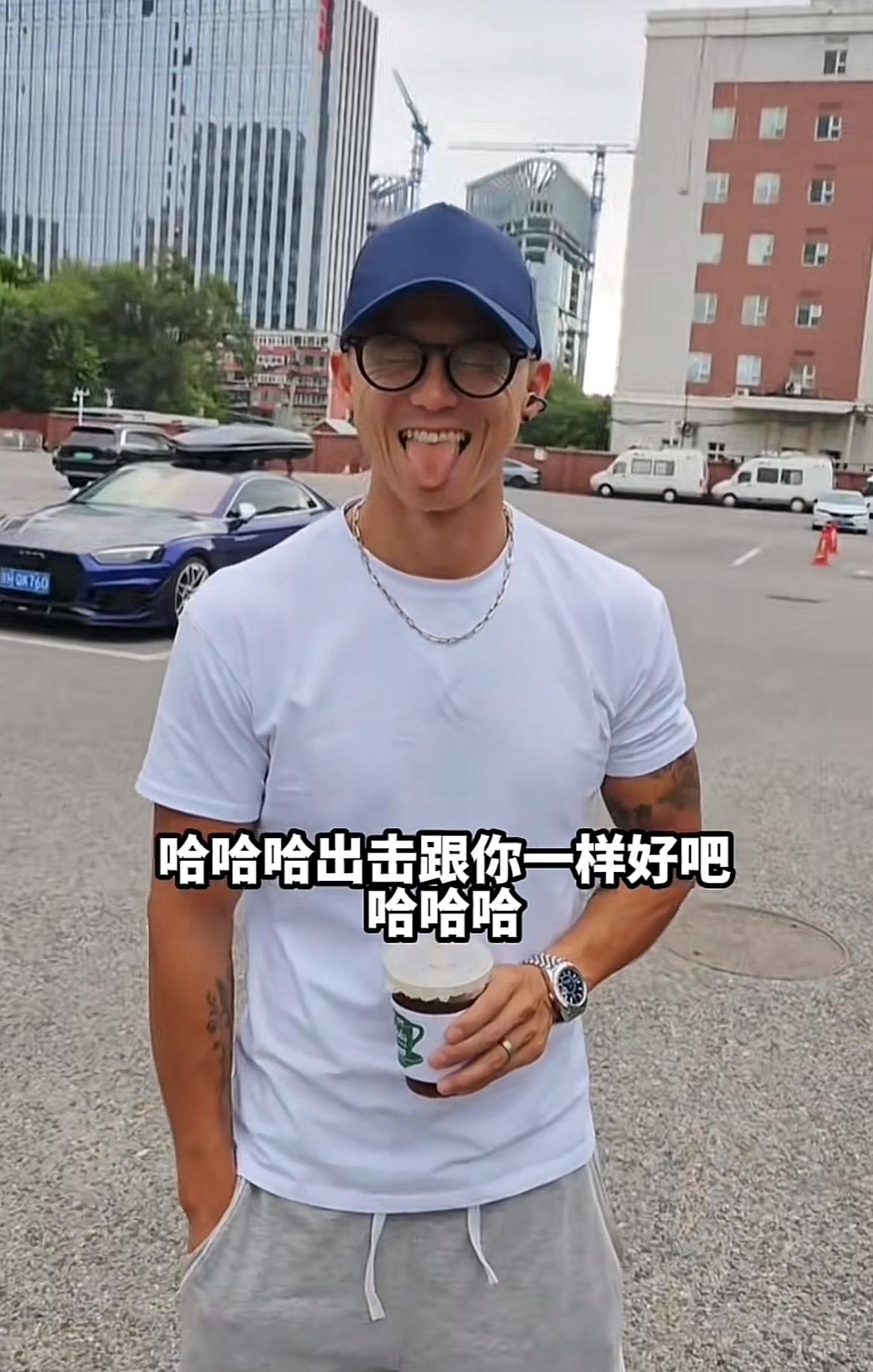 有多少人和我一样羡慕陈震，首先人长的周正，身材好，纹身帅，气质佳，口才好，逻辑思